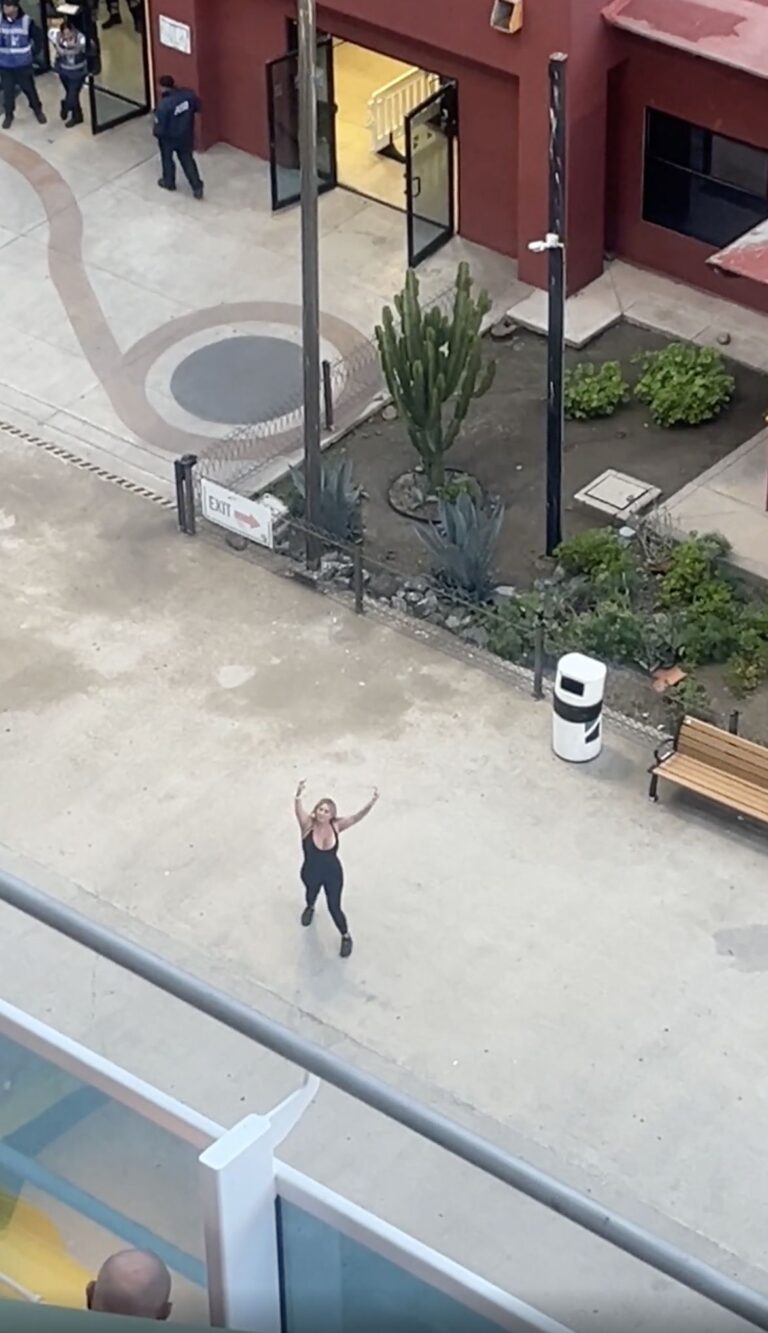 Pier Runner Flips Off Entire Cruise Ship After Showing Up 20 Minutes Late in Mexico